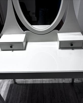 Toiletta trucco con specchiera