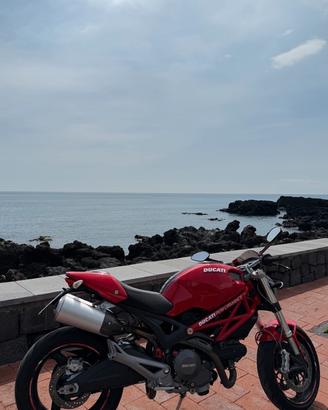 Ducati monster 696