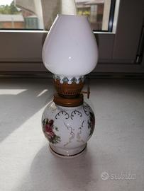 Lampada a petrolio in porcellana e vetro
