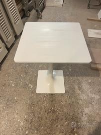 6 tavoli uguali bianchi