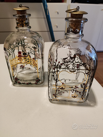 Coppia di bottiglie da liquore in vetro smaltato