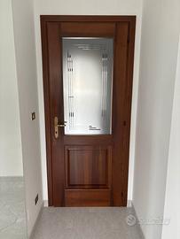 Porta in legno massello con vetro satinato decorat