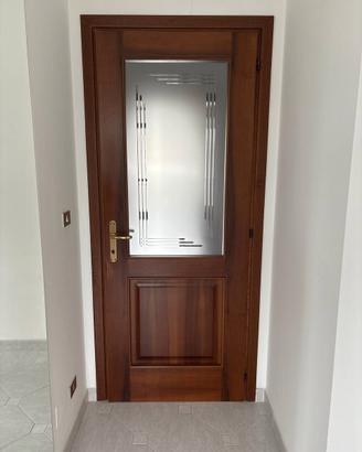 Porta in legno massello con vetro satinato decorat