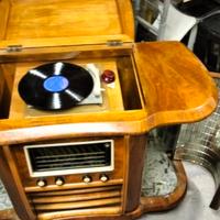 mobile bar in legno con radio e giradischi