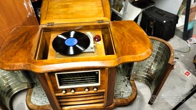 mobile bar in legno con radio e giradischi