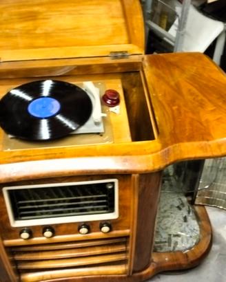 mobile bar in legno con radio e giradischi