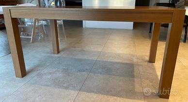 Tavolo in legno massiccio allungabile