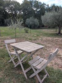 tavolino con due sedie in legno 