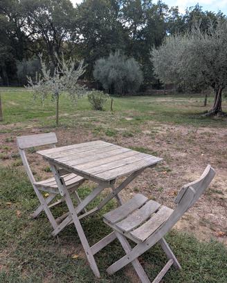 tavolino con due sedie in legno 