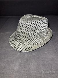 Cappello bianco paillettes argentate senza difetti