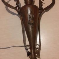 Lampada da tavolo con accurata lavorazione in rame