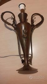 Lampada da tavolo con accurata lavorazione in rame