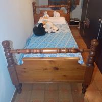 letto in legno da una piazza e mezza e comodino 