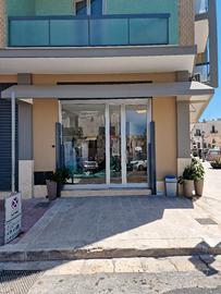 Triggiano - Locale commerciale angolare in centro