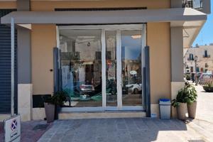 Triggiano - Locale commerciale angolare in centro