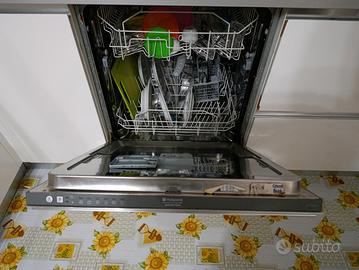 Piano cottura e lavastoviglie.