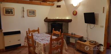 Casetta di montagna con camino