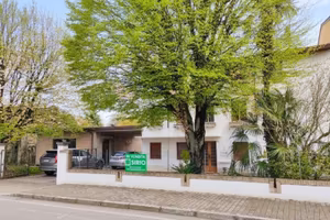 Casa d'epoca con due appartamenti e rendita imm...