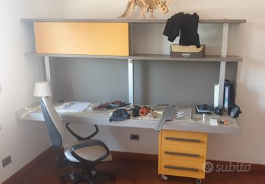 Scrivania sospesa