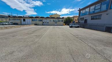 Capannone con piazzale privato