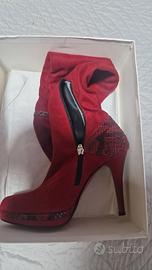 stivali rossi di camoscio