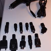 Caricabatterie universale da auto con adattatori