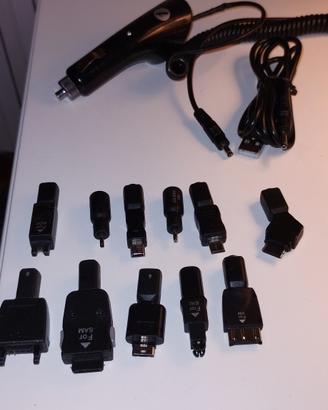 Caricabatterie universale da auto con adattatori