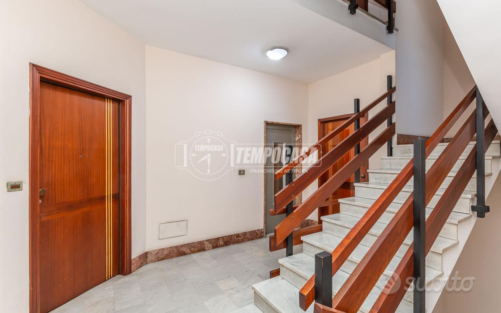 AMPIO TRILOCALE DI 107 MQ CON TERRAZZI E DOPPI SER - Vista 4