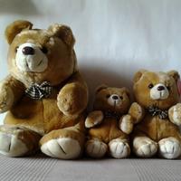 famiglia di orsetti in pelouche