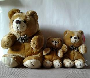 famiglia di orsetti in pelouche