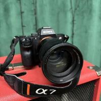 Fotocamera Sony A7M3 con obiettivo Sony 18-105 mm