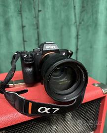 Fotocamera Sony A7M3 con obiettivo Sony 18-105 mm
