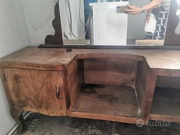 Mobile antico con specchiera