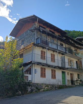 Rustico libero su tre lati