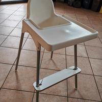 Seggiolone con vassoio e poggiapiedi 