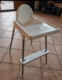 Seggiolone con vassoio e poggiapiedi 
