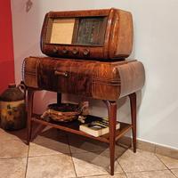 Radio antica Minerva con giradischi 