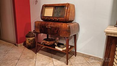 Radio antica Minerva con giradischi 