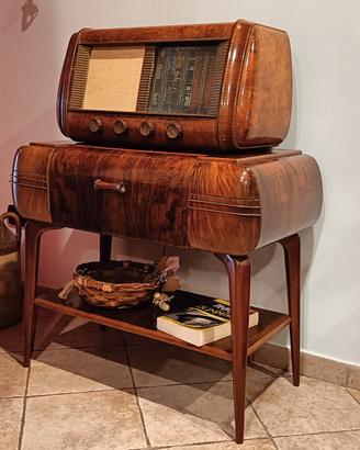 Radio antica Minerva con giradischi 