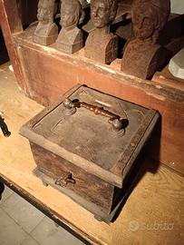 elemosiniere antico, baule monete, chiave funziona