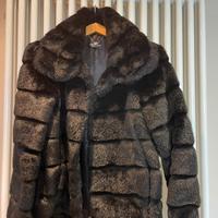 Twinset giacca. Realizzato in pelliccia sintetica