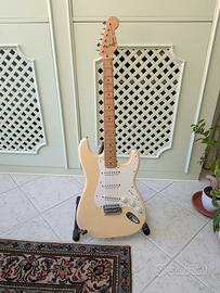 Squier Stratocaster Korea + Marshall MG15 + Borsa
