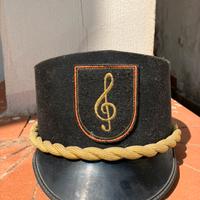 Cappello stile militare con simbolo musicale