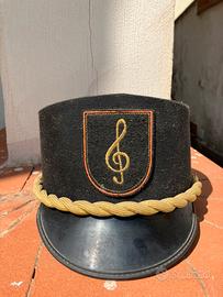 Cappello stile militare con simbolo musicale