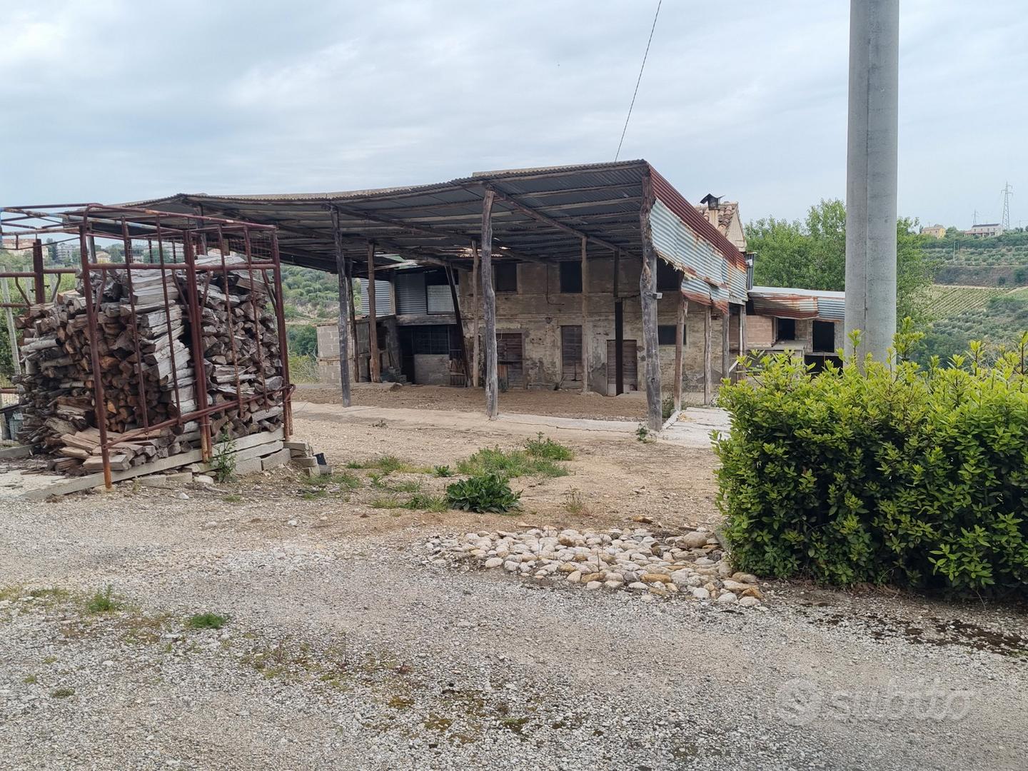 Casolare rustico con corte Marche - Vista 2