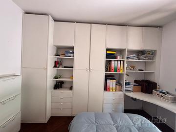 Armadio modulare bianco con scrivania integrata