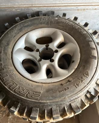 gomme 235 85 r16 con cerchi in lega Suzuki