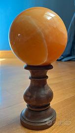Sfera Marmo Arancione con base in legno