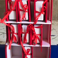 Libreria con 7 libretti e 7 pendenti per laurea