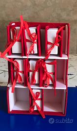 Libreria con 7 libretti e 7 pendenti per laurea